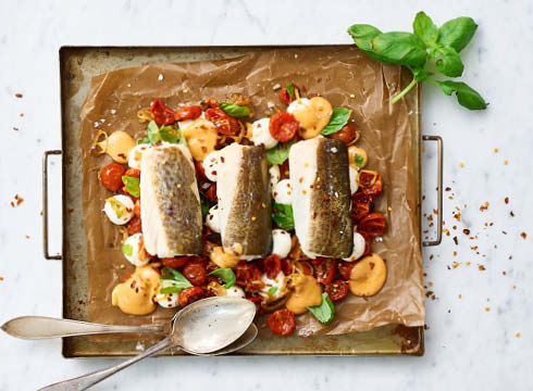 Kokt lättrimmad torskrygg med bakade tomater, mozzarella och chilismörsås