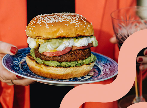 Kolgrillad Oh mungood-burgare med avokado, burrata och grillad persika [OMG plantbased food]