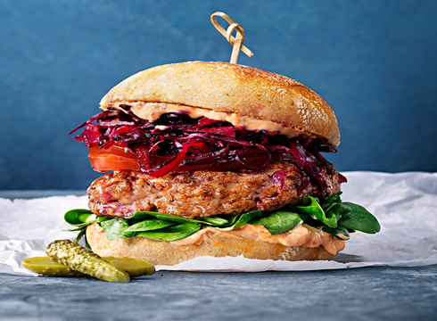 Kycklingburgare med citronmarinerad rödkål och chilidressing [Kronfågel]