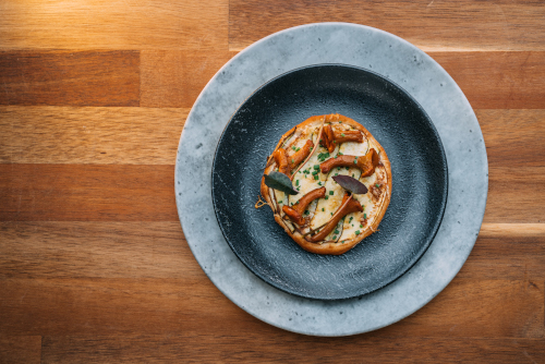 Minipizza med zucchini, kantarell och riven comté