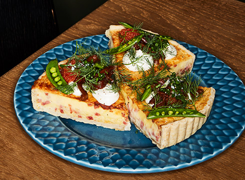 SURF ’N TURF med Felix® Ost & Skinkpaj, syltade kantareller, stenbitsrom, hängd gräddfil och örter [Orkla]