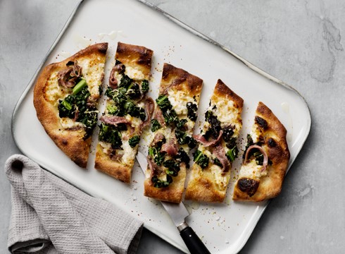 Syrlig pizza bianca med sardeller och crème på Västerbottensost® [Norrmejerier]