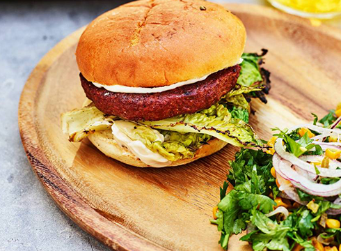 Veganburgare med majs och jalapeñosrelish, grillad hjärtsallad samt syrlig rökt majonnäs