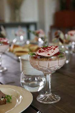 Yoghurtpannacotta med smak av hallon, maräng, halloncurd och crust på knäckebröd och havregryn.